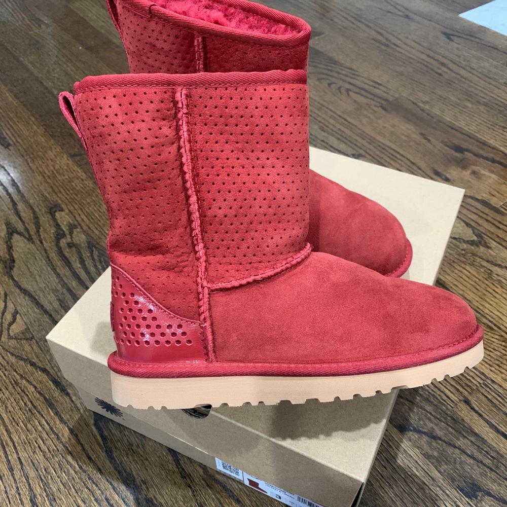 Brand new Uggs Classic Short Honeycomb Youth 3 red